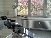 Behandlungsraum unserer Zahnarztpraxis in Düsseldorf Unsere Zahnarztpraxis in Düsseldorf setzt auf patientenschonende Behandlungen